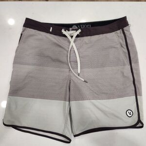 Vuori Shorts Men's 34 Cruise Board Smoke Wave Stripe Swim Casual Hybrid Gym Yoga